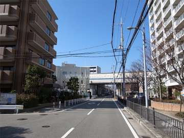 敷地北側の前面道路。二車線の通りですが、交通量は少なめです。