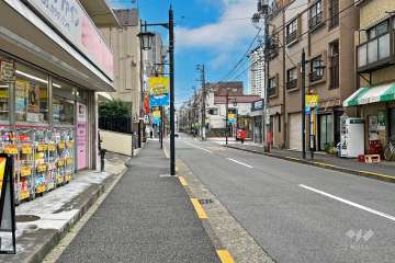 敷地北西側の前面道路（北東側から）