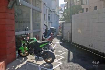 バイク置き場と駐輪場