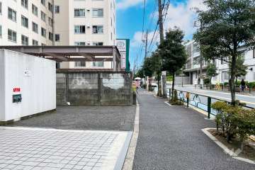 敷地北西側の前面道路（北東側から）