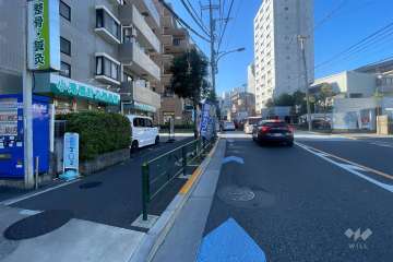 敷地の北側前面道路（東側から）