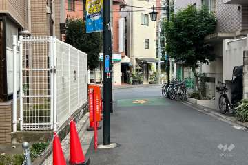 敷地の南西側前面道路（北西側から）