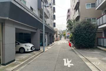 敷地西側の前面道路