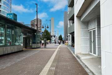 敷地西側の前面道路
