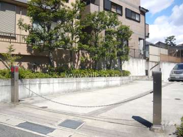 駐車場出入り口はロボットゲート付きです