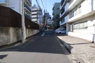 敷地北側の前面道路