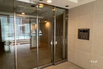 エントランスはオートロック付きです。