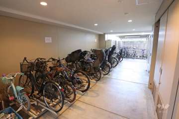 屋内に設けられた駐輪場