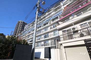 東中野秀和レジデンスの外観(南東側から)