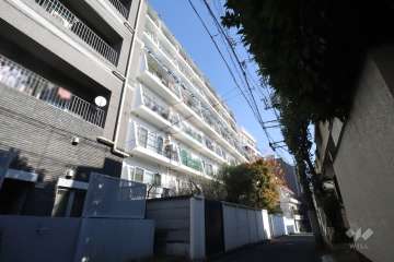 東中野秀和レジデンスの外観(南西側から)