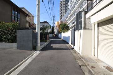 敷地南側の前面道路
