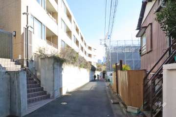 敷地南西側の前面道路(北西側から)