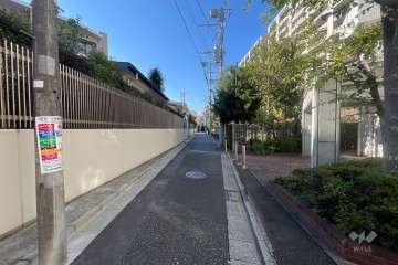敷地の北側前面道路（東側から）