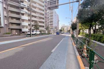敷地北側の前面道路（東側から）