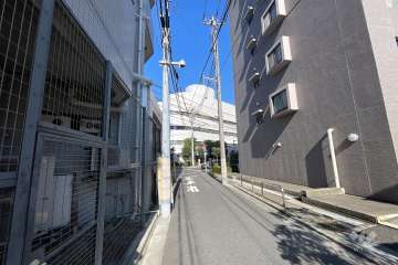 敷地西側の前面道路（南側から）