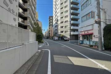 敷地北側の前面道路（東側から）