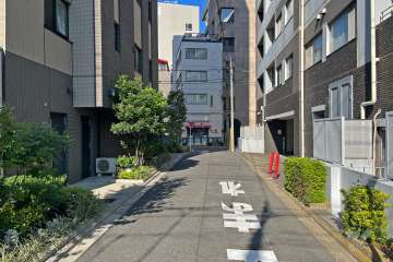 敷地西側の前面道路（南側から）