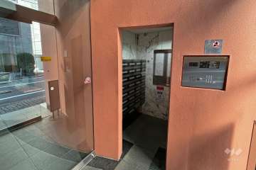 エントランスはオートロック付きです。