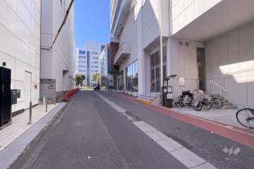 敷地南側の前面道路（東側から）