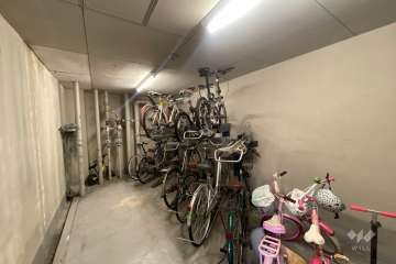 屋内に設けられた駐輪場