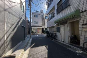 敷地東側の前面道路（北側から）