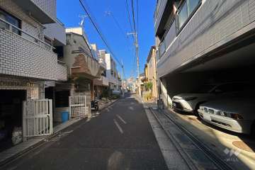 敷地東側の前面道路（南側から）
