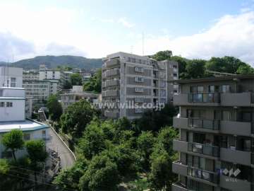 周辺はマンションが多く立ち並ぶ住宅地。敷地南東側に隣接して「苦楽園南公園」があります。