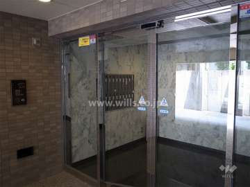 エントランスはオートロック付きです。