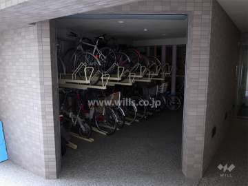 エントランス横にある駐輪場
