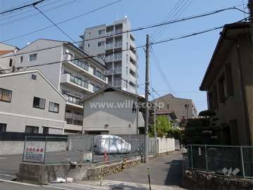 敷地南側は、一戸建てとマンションが混在する住宅地です。