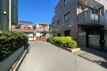 敷地西側の前面道路