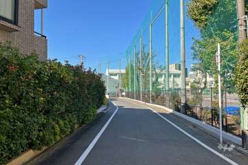 敷地北側の前面道路（東側から）