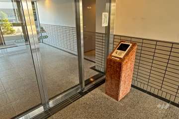 エントランスはオートロック付きです。