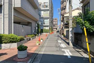 敷地東側の前面道路（南側から）