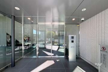 エントランスはオートロック付きです。