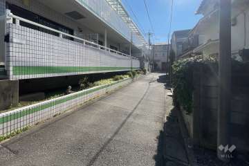 敷地西側の前面道路