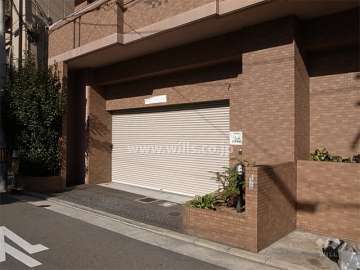 屋内にある駐車場入り口（電動シャッター付き）
