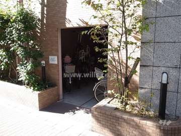 エントランス横にある駐輪場