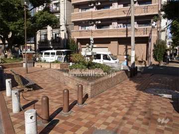 敷地の南側にある小さな広場