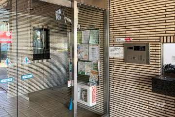 エントランスはオートロック付きです。