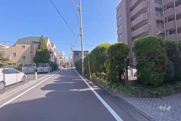 敷地北側の前面道路（西側から）
