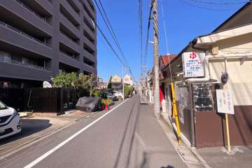 敷地東側の前面道路（南側から）