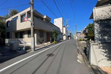 敷地東側の前面道路（南側から）