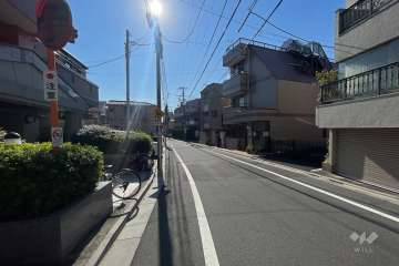 敷地西側の前面道路（北側から）