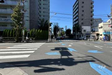 敷地の北側前面道路（東側から）