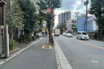 敷地西側の前面道路（北側から）