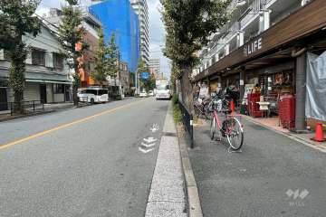 敷地西側の前面道路（南側から）