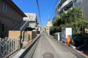敷地西側の前面道路