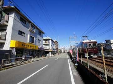 敷地東側の前面道路。道を挟んで阪急今津線が走っています。