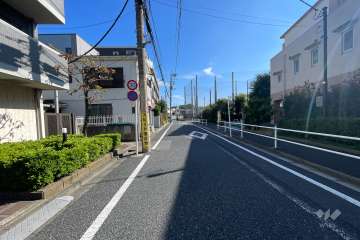 敷地南側の前面道路（西側から）